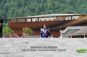 Guizhou Satellite TV veröffentlichte ein Video: Ein deutscher Blogger-Influencer schaut sich die "schwarze Technologie" in Guizhou an