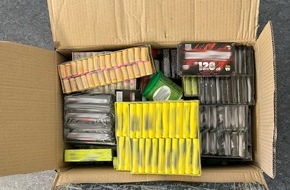Hauptzollamt Singen: HZA-SI: ZOLL stellt knapp 600 Feuerwerkskörper in Postpaket sicher