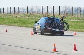 Touring Club Schweiz/Suisse/Svizzero - TCS: Test de porte-vélos : correctement montés, les systèmes de portage sur l'attelage de remorque constituent une solution sûre