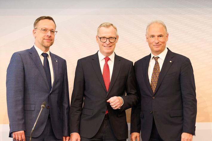 RWZ-Hauptversammlung unterstützt Kurs des Vorstands / Aktionäre stimmen für gemeinsame Agrartechnik-Gesellschaft mit RW Kassel